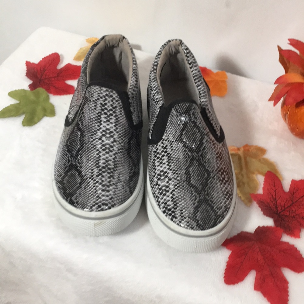 Pink Label girl’s black, grey, & white faux snakeskin slip on sneakers size 3